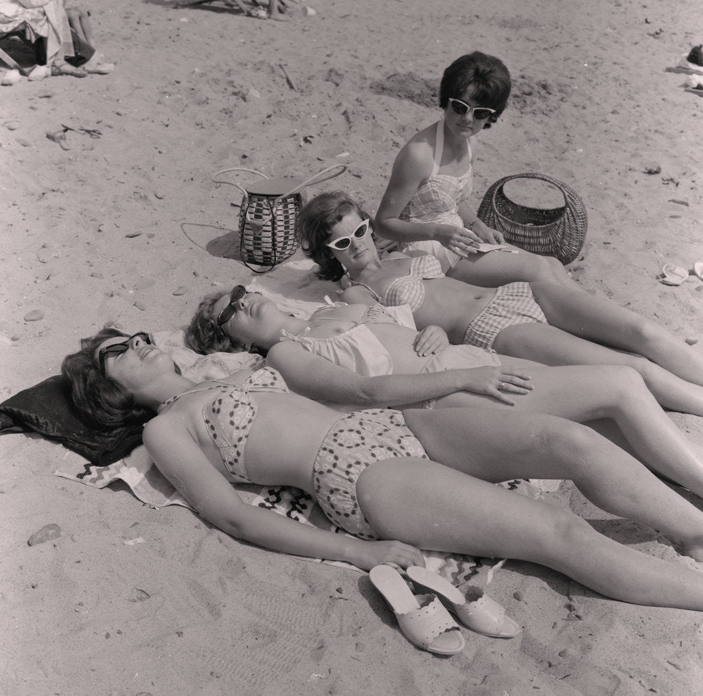 Detail of Bank holiday holidaymakers on Douglas beach by Manx Press Pictures